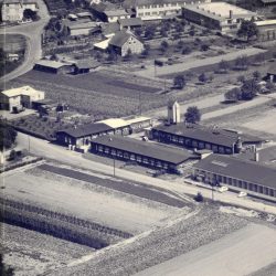 1948: Luftbild der Industriestraße in Mellrichstadt mit dem Firmengelände Mitte der 50er Jahre. / Areal view of the Industriestraße in Mellrichstadt with the factory buildings in the mid 50s.