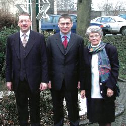 1999: Anlässlich des 100-jährigen Jubiläums Empfang in der Oskar- Herbig-Halle in Mellrichstadt: Hans-Hermann Weihrauch und Stefan Weihrauch mit Mutter Christa Weihrauch. / Reception on the occasion of the 100 year jubilee in the Oskar-Herbig- Hall in Mellrichstadt.